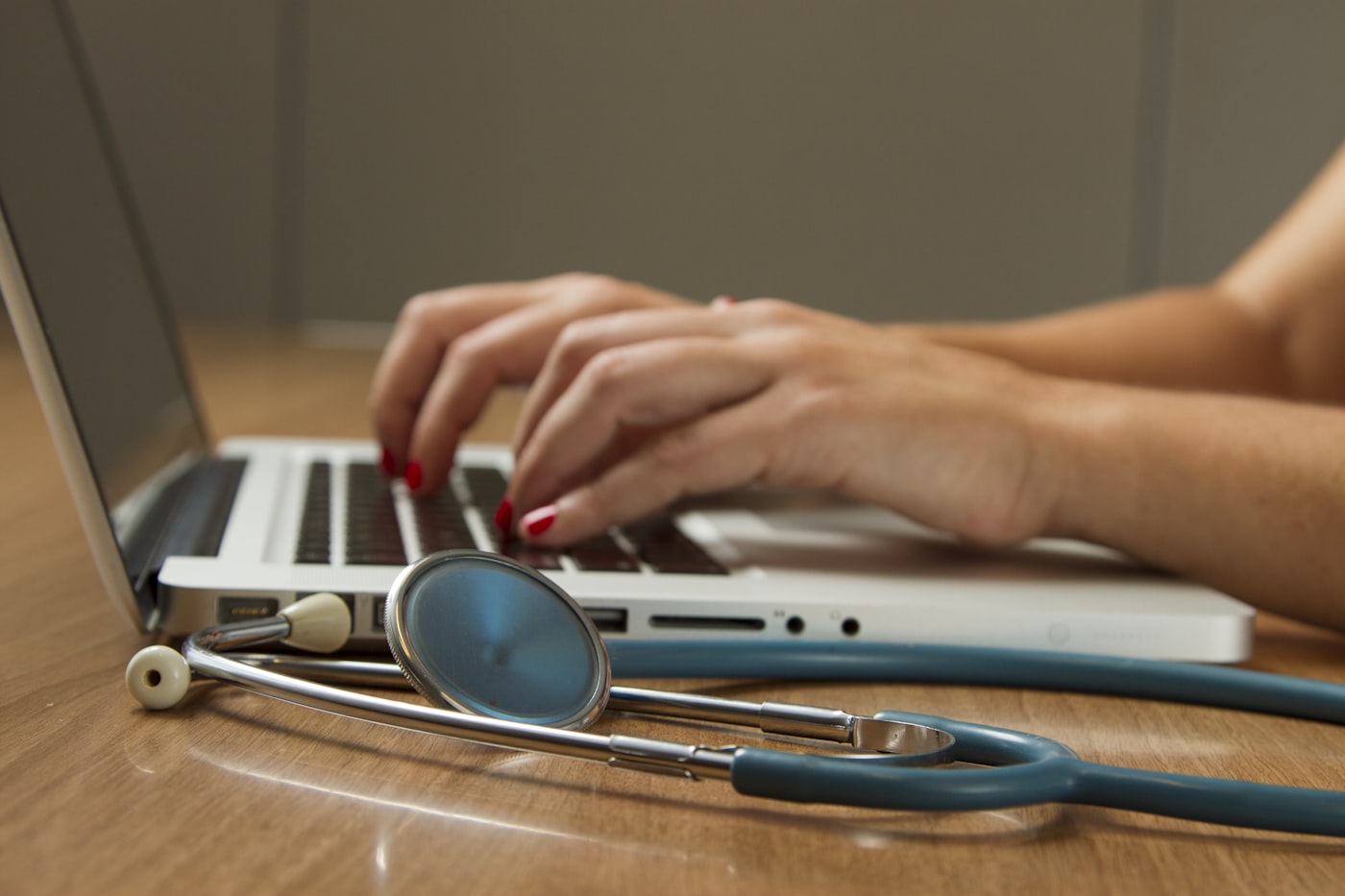 Patient using a smartphone to search for a local physiotherapy clinic and reviews